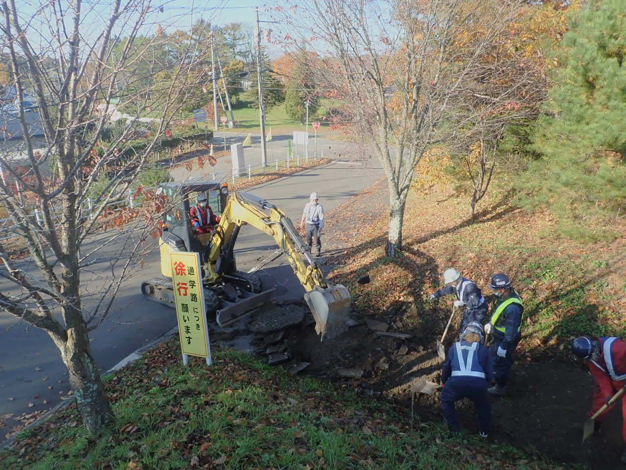 通学用歩道の舗装整備作業状況