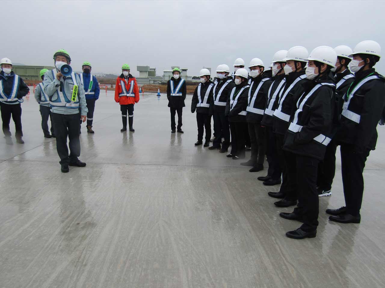 航空自衛隊築城基地滑走路整備土木工事で現場見学会の様子