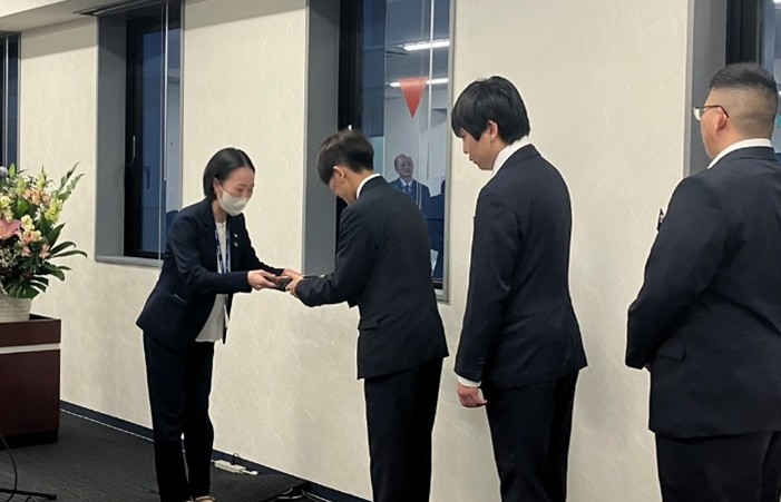 新入社員記念品贈呈